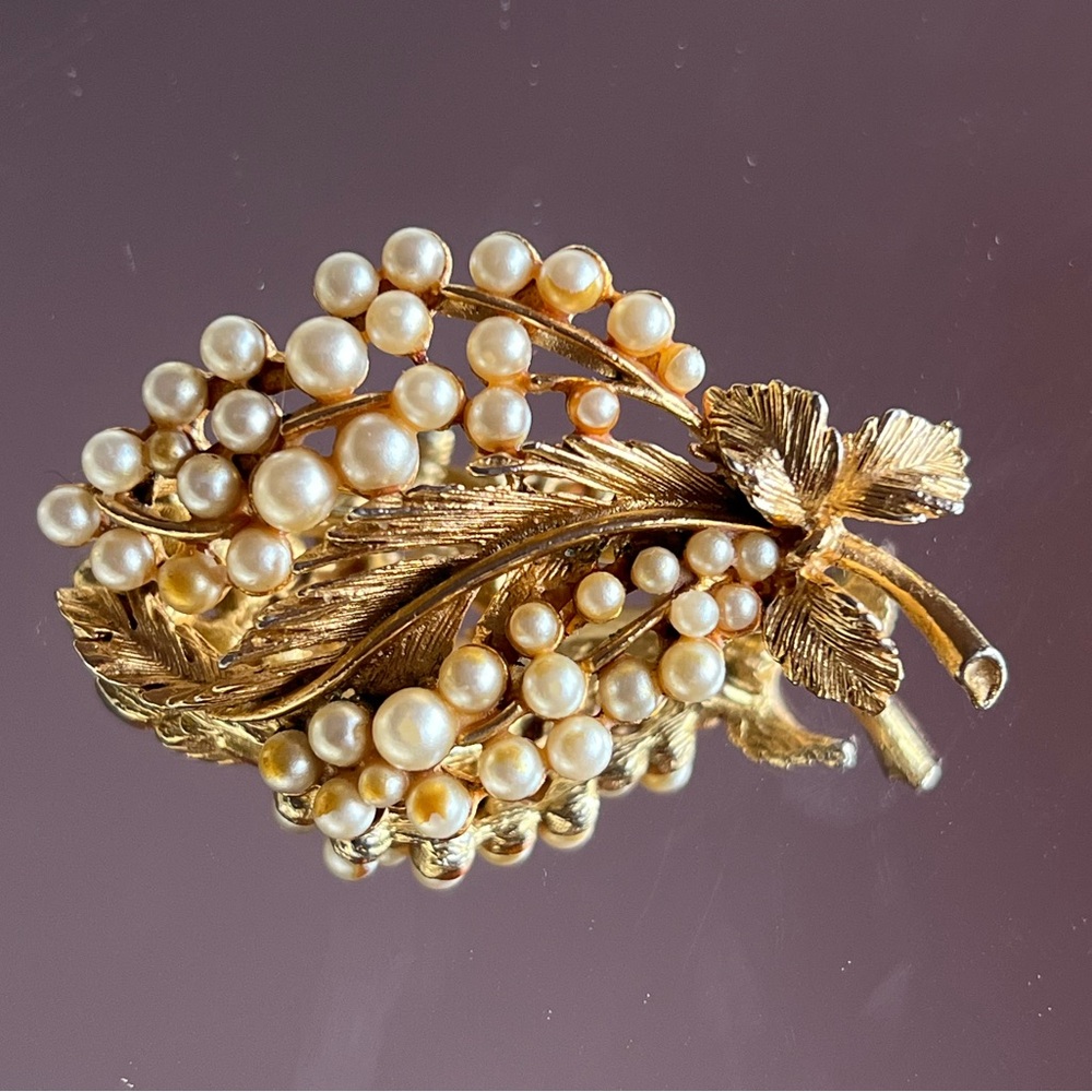 Vintage Lisner Gold Tone Flower Brooch Pin With Pearls